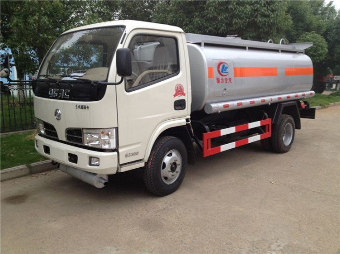 DFAC 5000L Mobile Fuel Tanker/95HP Small Oil Tank Truck Image1