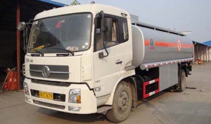 Fuel Tanker Truck Oil Takner Oil Tank Truck for Sale Image1