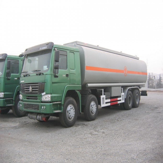 25m3 HOWO 8X4 Fuel Tanker Truck Image1