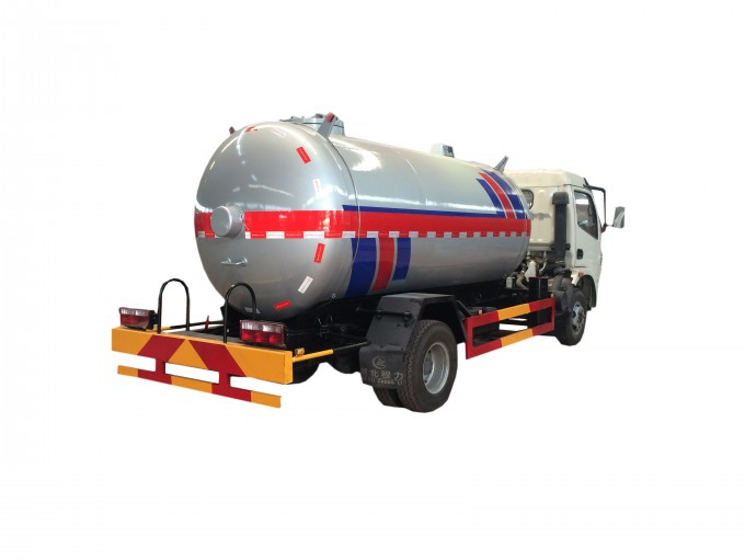 3300 Gallon Dongfeng 4X2 190HP Fuel Oil Tanker Transport Truck Image1