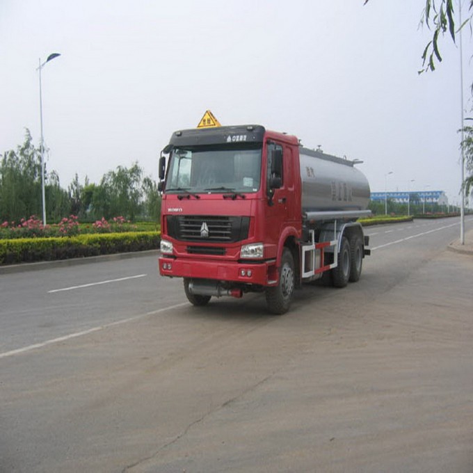 HOWO 8X4 Fuel Tanker Truck 25m3 Image1
