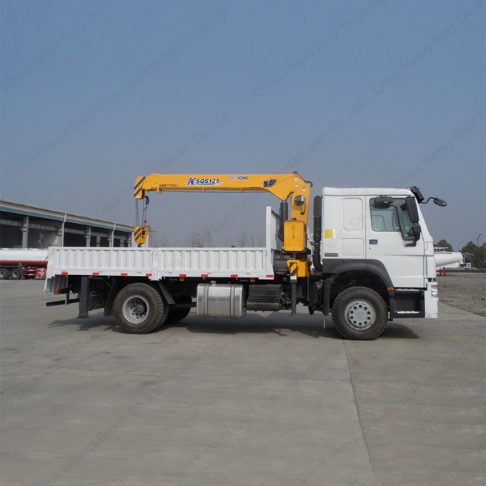 Sinotruk HOWO 4X2 Truck Mounted Crane Image1