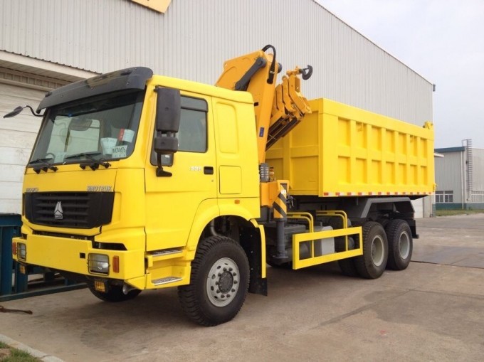 Sinotruk HOWO 6X6 336HP Dump Truck Mounted 10ton Crane Image1