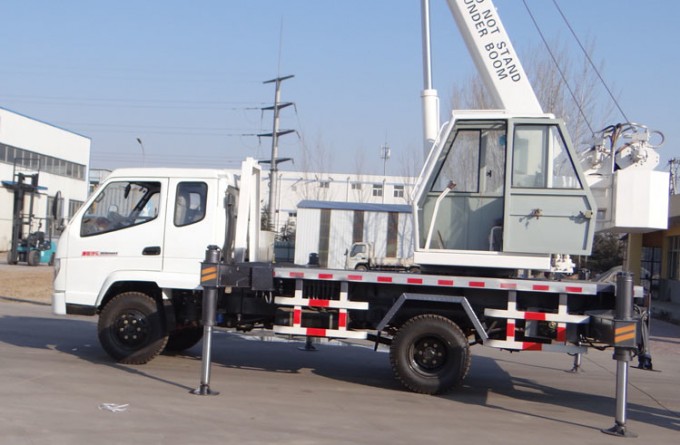 7.0ton Truck Mounted Crane Image1