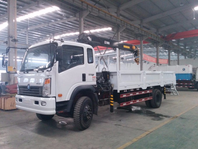Sinotruk 8t Crane Truck 4X2 Mounted Truck Crane for Sale Image1