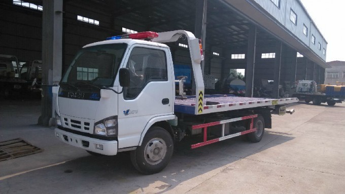5ton Wrecker Truck with Isuzu Chassi and Engine Image1