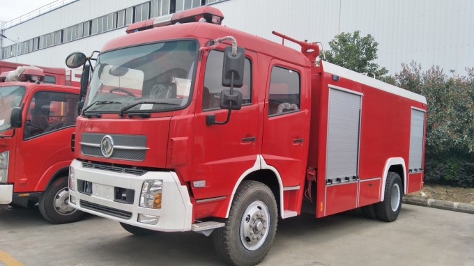Dongfeng 4000L Water and 2000L Foam Fire Fighting Truck for Sale Image1