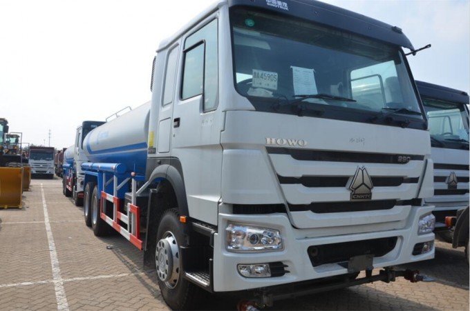 Sinotruk HOWO 4X2 5000L Water Transportation Tank Truck Image1