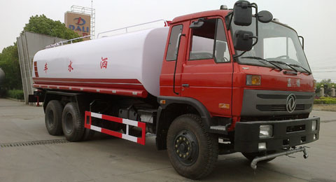 Dongfeng Double Rear Axle Water Tank Truck  Image1