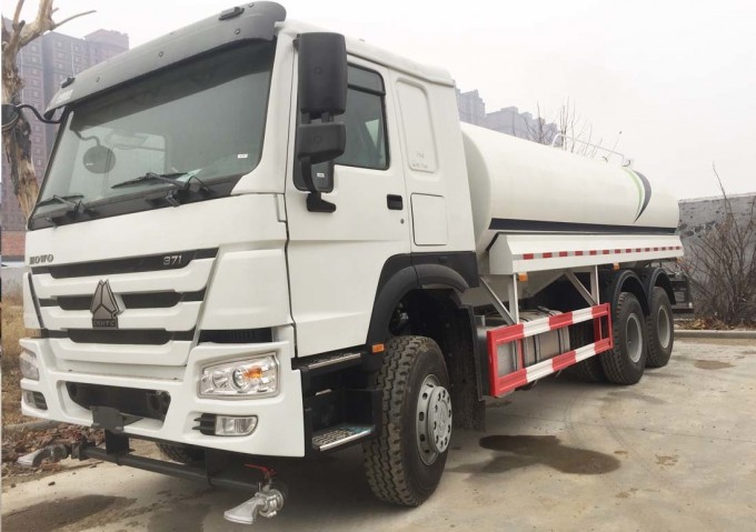 Sinotruk HOWO 6X4 20 M3 Water Tank Truck Image1