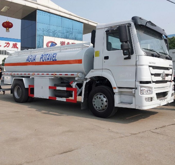 Sinotruck HOWO 20000 Liter Stainless Steel Water Tank Truck Image1