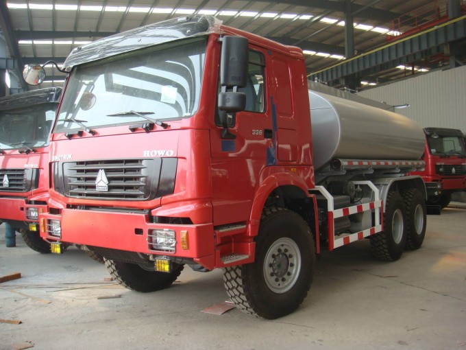 Sinotruk HOWO Water Oil Tanker Tank Truck Fuel Tank Truck Image1