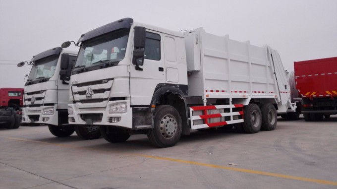 Sinotruk HOWO 4X2 14m3 Compactor Garbage Truck Image1