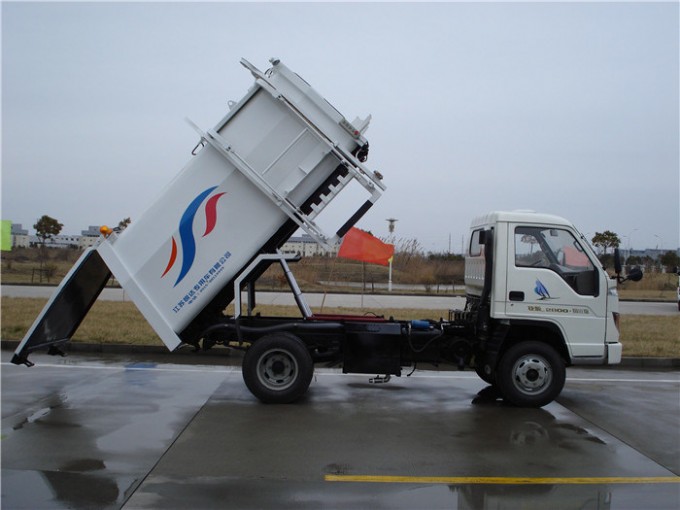 5cbm Isuzu Side Loading Garbage Truck with Waste Bin Image1