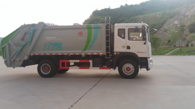 Dongfeng Compact Garbage Truck Image1