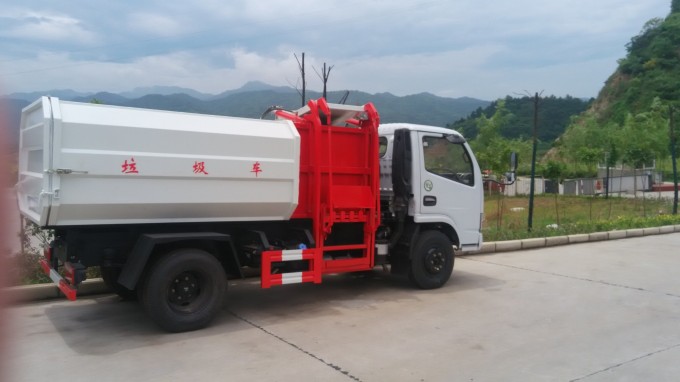 Dongfeng Small Side Load Garbage Truck Image1