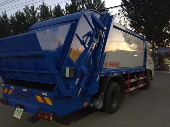 Sinotruk HOWO 6-Wheel Garbage Compactor Truck 8cbm-10m3 Garbage Truck Image1