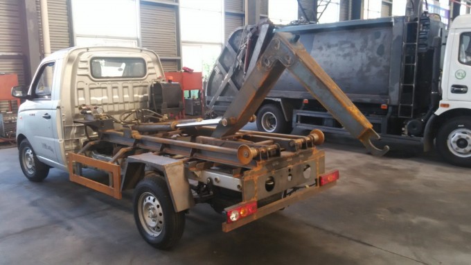 Hook Arm Garbage Truck Image1