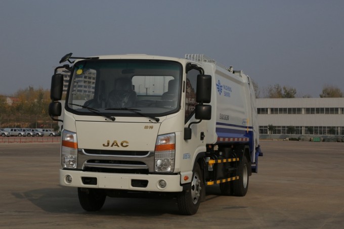 Compression Garbage Truck Image1