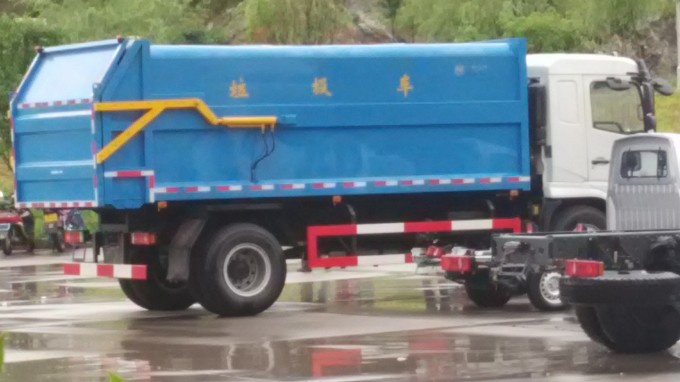 Dongfeng Sealed Garbage Truck Image1