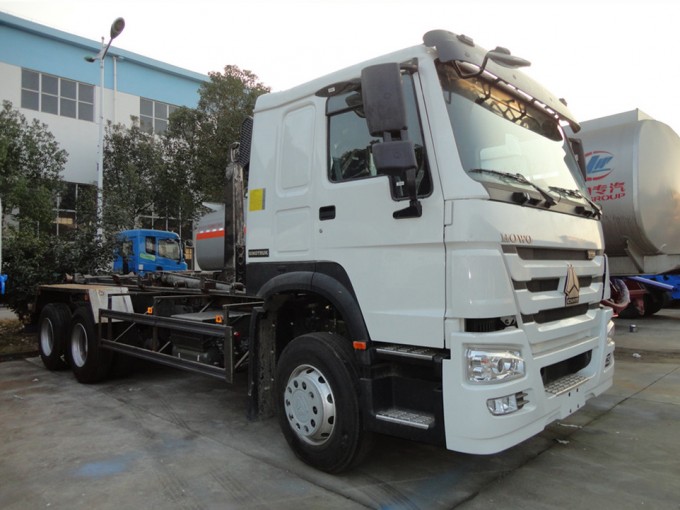 4-5 Cbm Dongfeng Hook Loader Lift Garbage Truck for Sale Image1