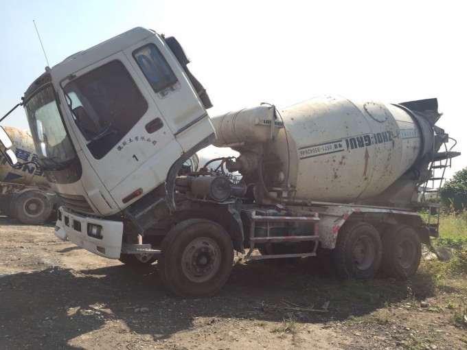 Used Isuzu Concrete Mixer Trucks 9 Cubic Meter Image1