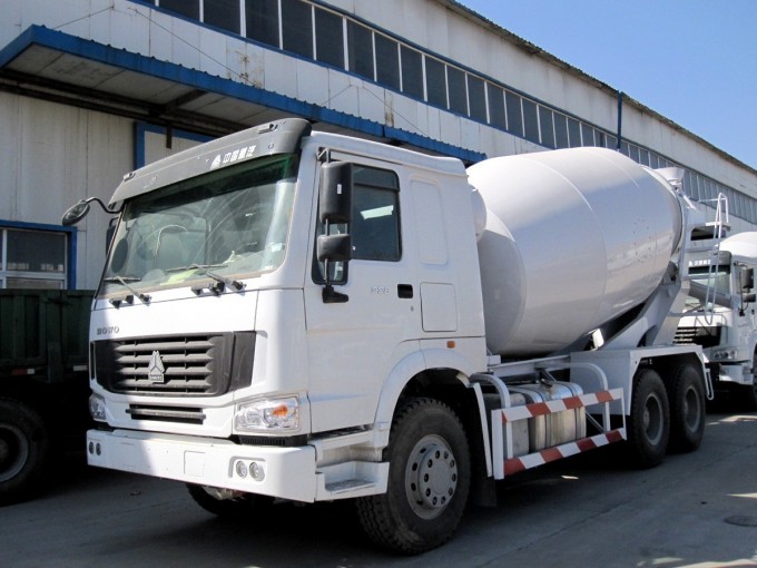 Sinotruk HOWO 6X4 Mixer Truck 18m3 Concrete Mixer Truck Image1