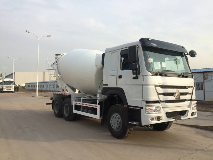 Sinotruk 6x4 371HP HOWO Concrete Mixer Truck (9cube) Image1
