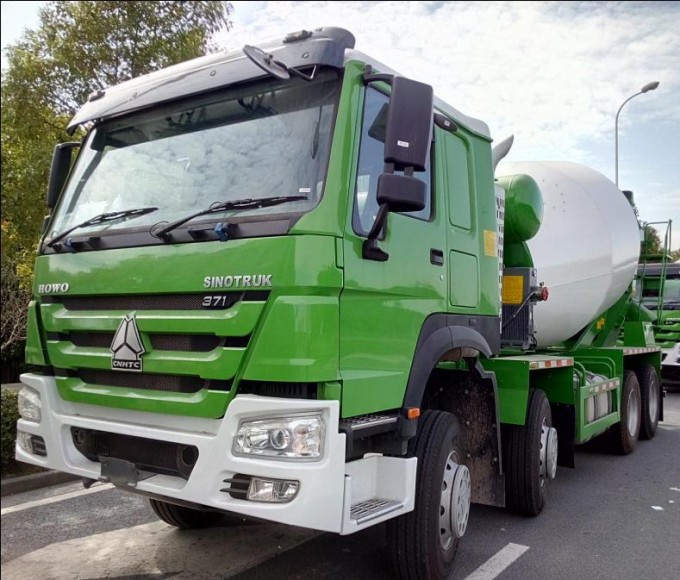 HOWO-7 8X4 371HP Concrete Mixer Truck Image1
