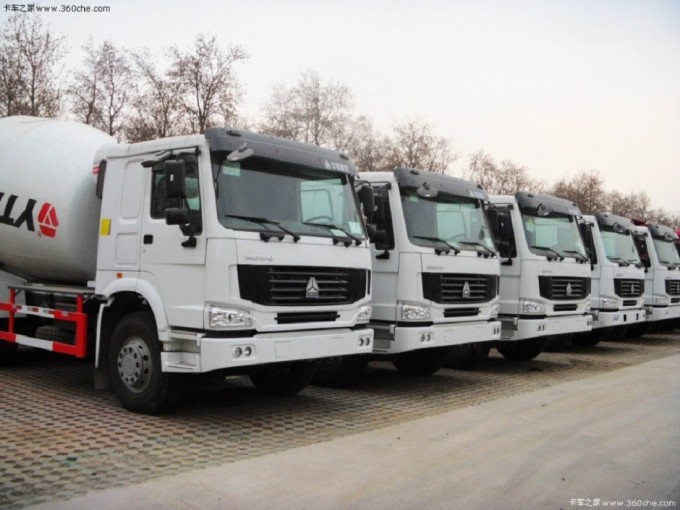 HOWO Concrete Mixer Truck Concrete Pump Truck Image1
