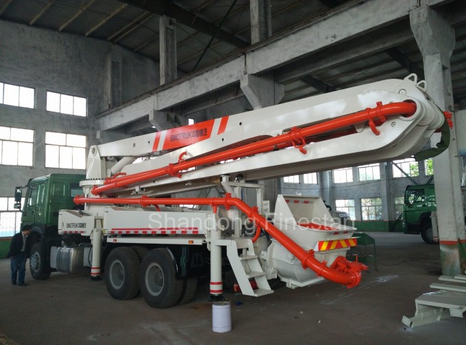 HOWO 37m Concrete Pump Truck with Hydraulic System Image1