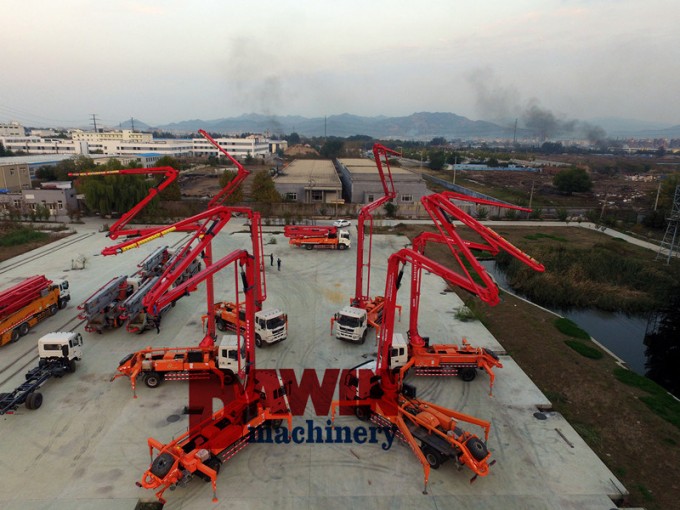 High Quality Small and Middle Concrete Pump Truck with ISO and Ce! Hot Sales! Image1