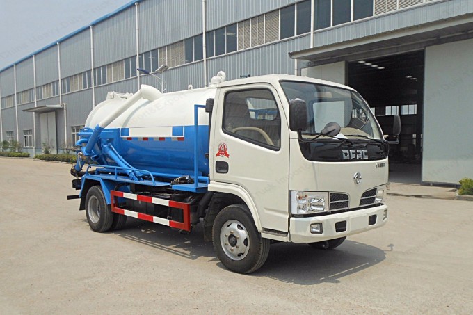 Dongfeng 4X2 2000L Sewage Suction Truck Image1