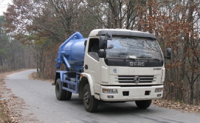 5000L Vacuum Suction Sewage Truck Image1