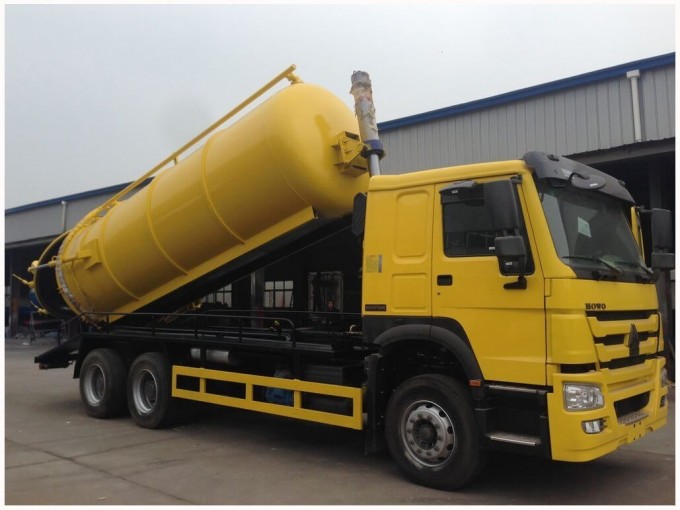 Hot-Sale HOWO 6X4 Suction Sewage Truck Image1