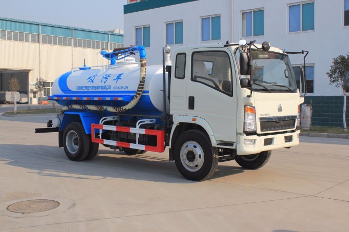 Sinotruk HOWO 4X2 Sewage Suction Truck for Sales Image1