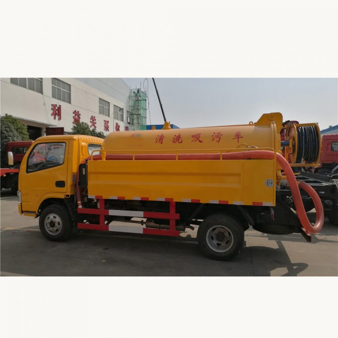 Dongfeng 4X2 5000L Vacuum Sewage Suction Tanker Truck Septic Tank Truck Image1