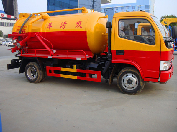 High Quality 5000L Sewage Suction Truck Image1
