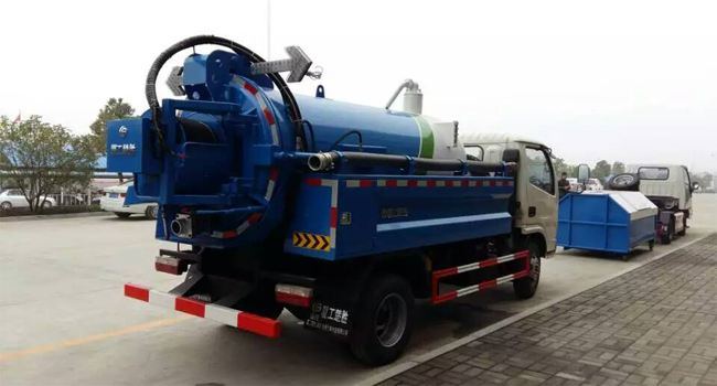 Sinotruk HOWO 4*2 12 M3 Sewage Suction and Jetting Truck Image1