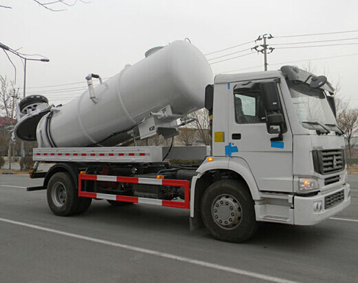 HOWO 4X2 Sewage Suction Truck Image1