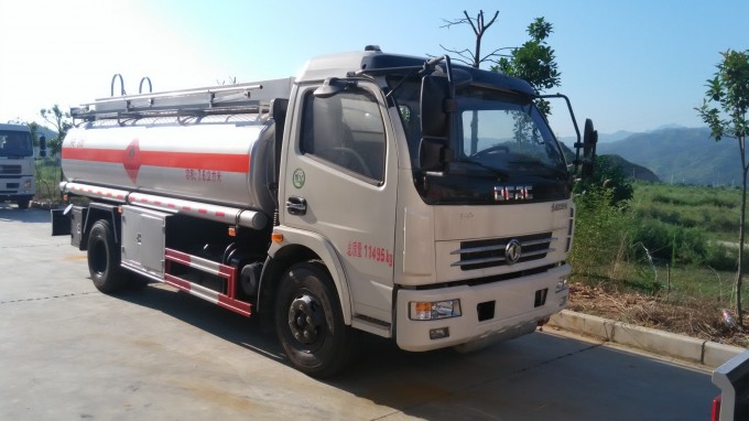 Dongfeng Oil Transport Truck Image1