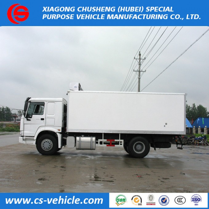 Famous Brand HOWO 4X2 Refrigerated Freezer Van Trucks 8tons on Sale Image1