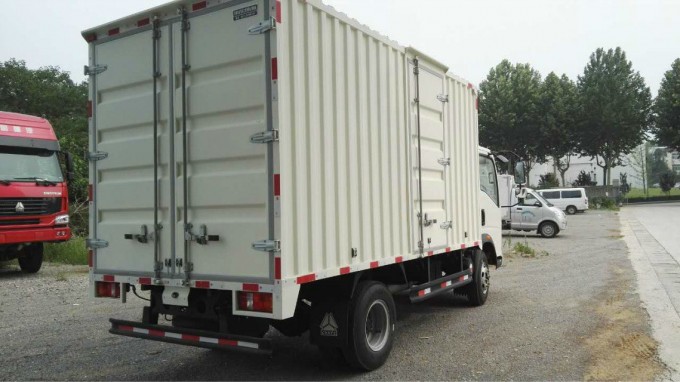 4X2 8 Ton HOWO Light Refrigerated Cooling Van Truck Image1