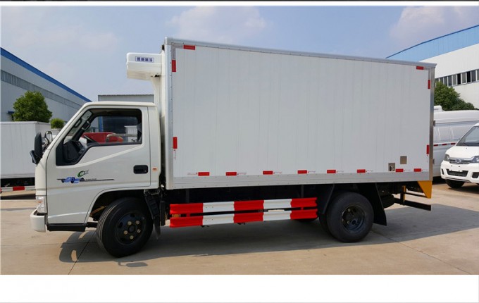 Sinotruk HOWO Food Refresh Truck with Carrier Refrigerator Refrigerated Truck Image1