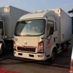 Sinotruk HOWO 4X2 Small Refrigerator Van Truck for Sales