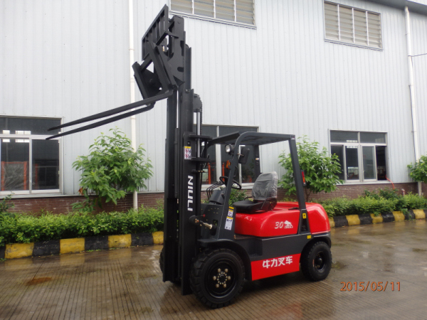 3 Ton Diesel Forklift Isuzu Engine with Tilting Fork Image1