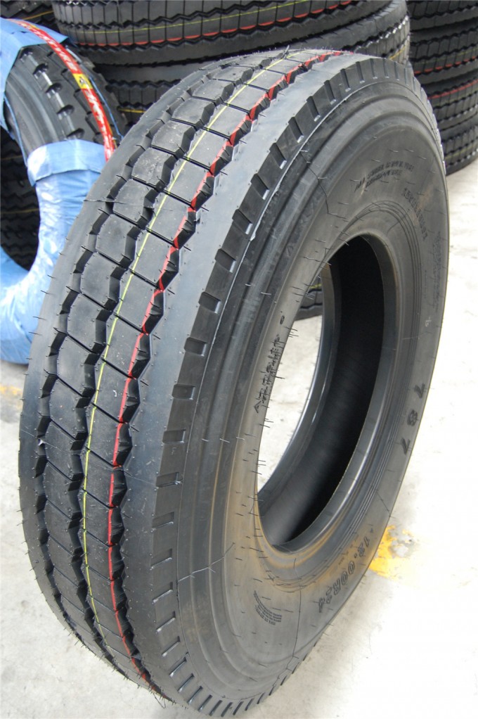 All Steel Radial Tyre Truck and Bus Tyre 12.00r24 Image1
