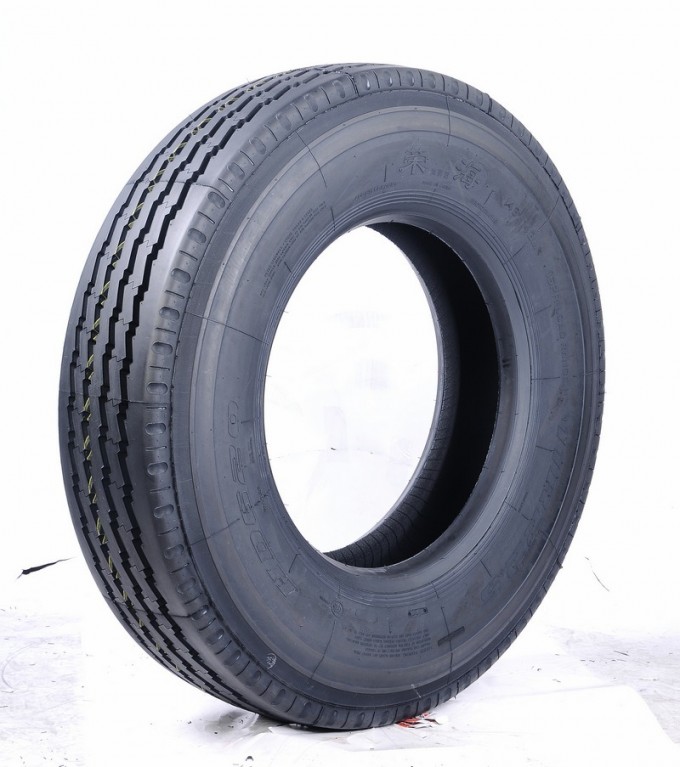 Low Price China Origin 215/75r17.5 Truck and Bus Tyre Image1