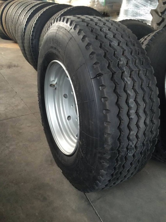 Commercial Truck and Bus Trailer Tyre 385/65r22.5 with Wheel Rim 11.75X22.5 Image1