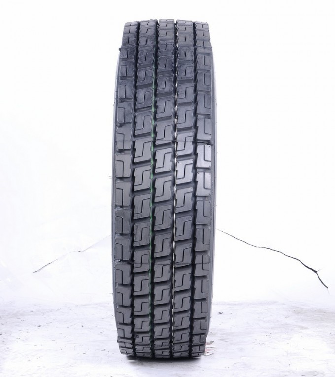 Chinese Low Price 235/75r17.5 Truck and Bus Tire Image1